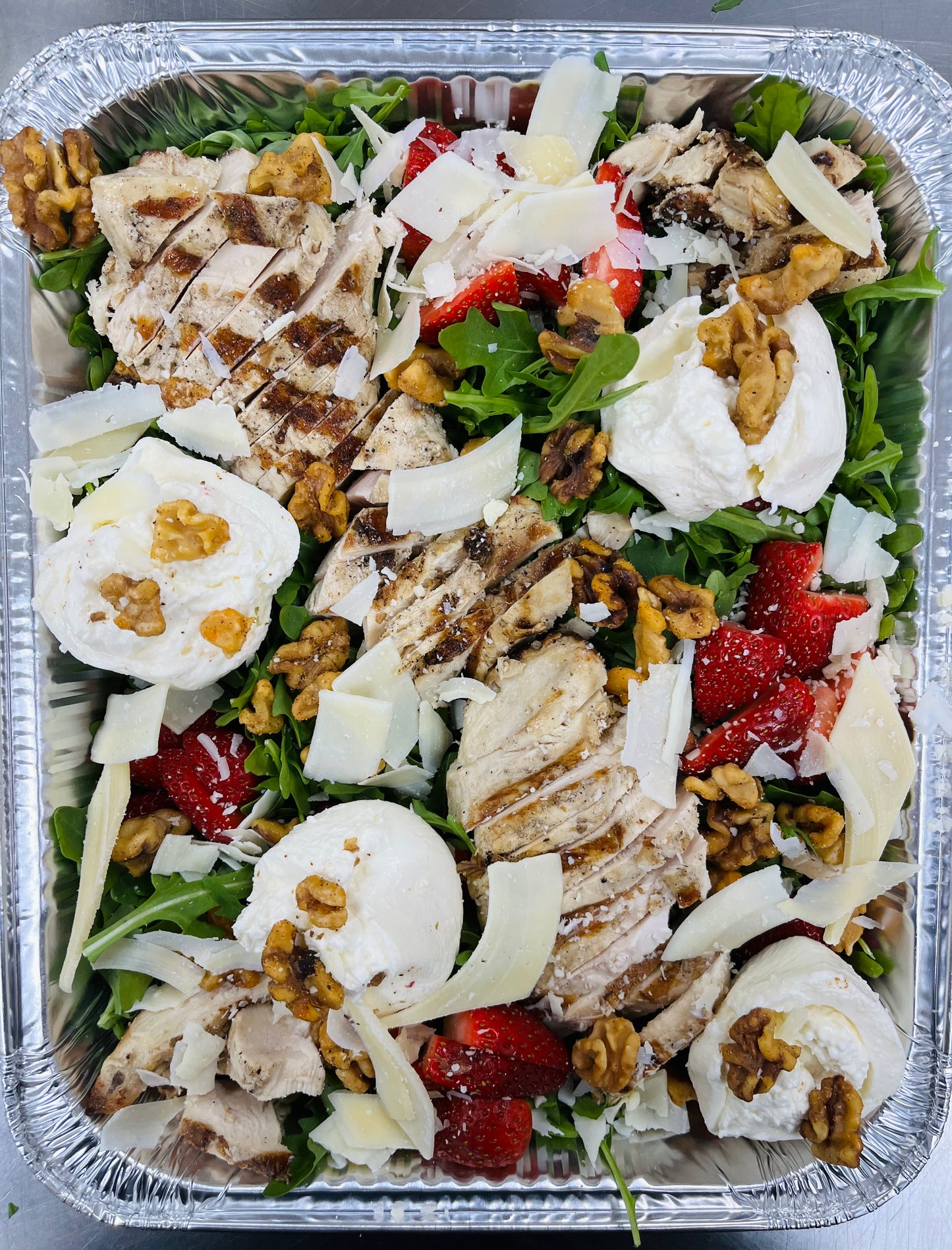 GRILLED CHICKEN STAWBERRY BURRATA SALAD (FAMILY SIZE)